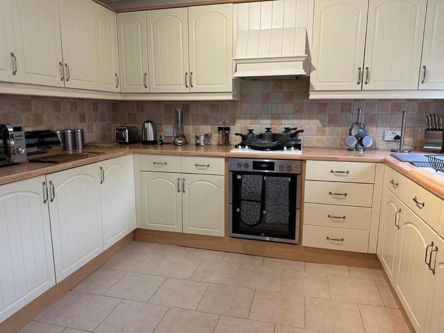 Tennyson House - 3 Bedroom House For Families, Business Travellers, Contractors, Free Parking & Wifi, Nice Garden Royal Wootton Bassett Exteriér fotografie