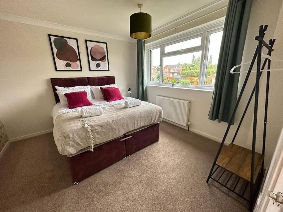 Tennyson House - 3 Bedroom House For Families, Business Travellers, Contractors, Free Parking & Wifi, Nice Garden Royal Wootton Bassett Exteriér fotografie