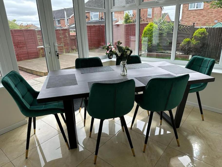 Tennyson House - 3 Bedroom House For Families, Business Travellers, Contractors, Free Parking & Wifi, Nice Garden Royal Wootton Bassett Exteriér fotografie