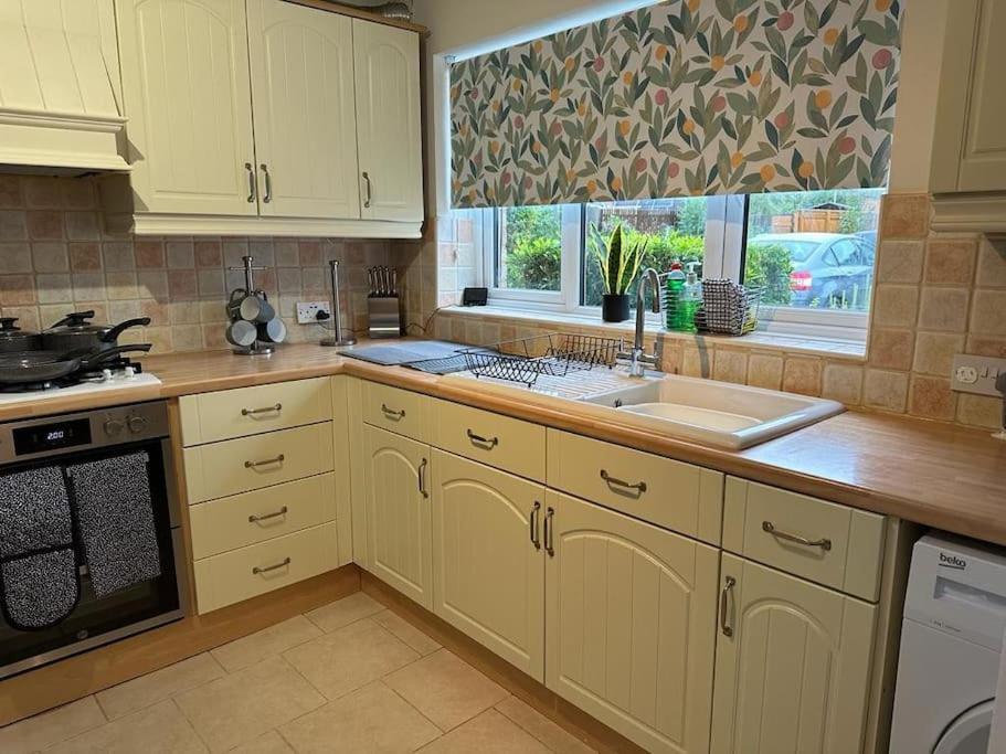 Tennyson House - 3 Bedroom House For Families, Business Travellers, Contractors, Free Parking & Wifi, Nice Garden Royal Wootton Bassett Exteriér fotografie